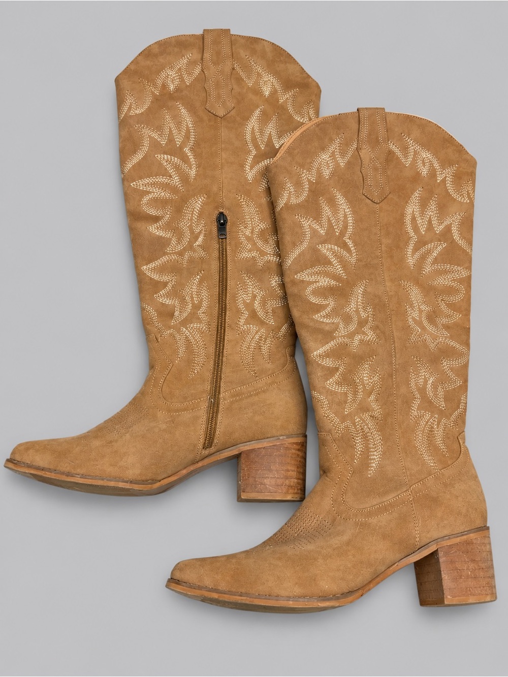 Tan Embroidered Western Cowboy style Boots 🤎 9.5